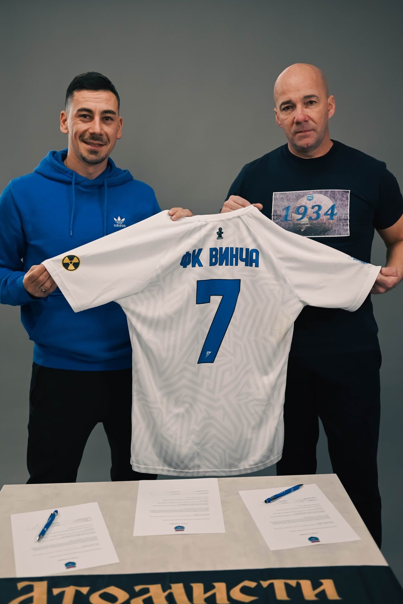 Igor Krmar potpisuje za FK Vinča i drži dres sa brojem 7