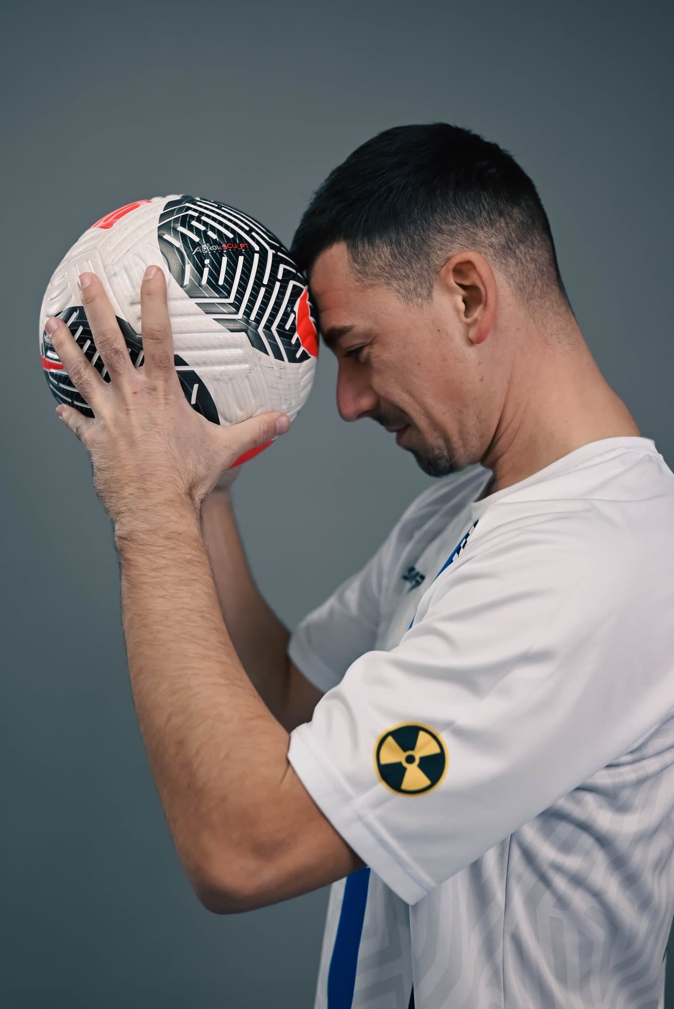 Igor drži loptu uz glavu, krupni plan